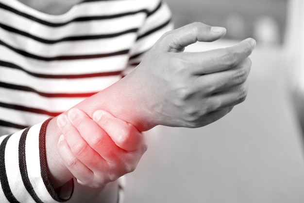 Wrist pain is one of the symptoms that can indicate many diseases, including gout, rheumatoid arthritis, osteoarthritis, and SLE.