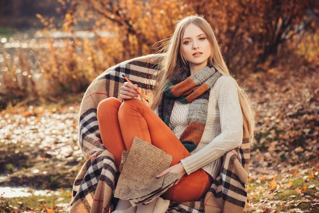 Photo writer woman in the autumn park