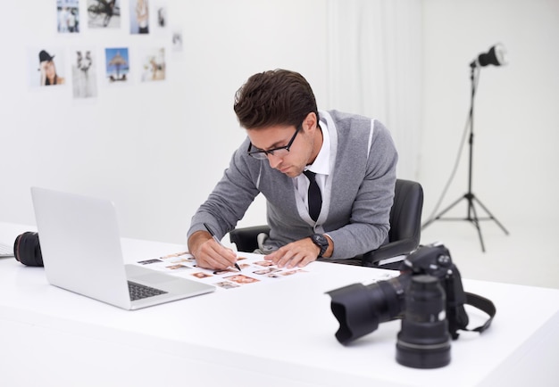 Foto scrittura fotografia e uomo in ufficio montaggio con processo di produzione e tecnologia editore professionista e persona creativa che lavora sulla scrivania con risultati di photoshoot revisione o note per rivista