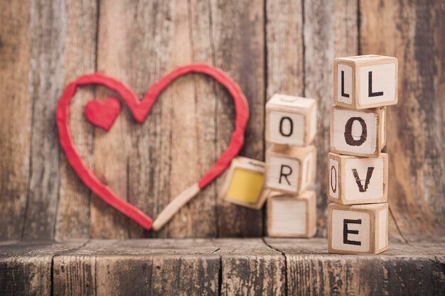 写真 木製のブロックに書かれた 愛と赤い心