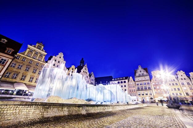 Photo wroclaw poland the market square and the famous fountain at night