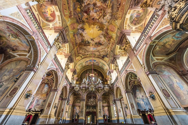 WROCLAW POLEN SEPTEMBER 2018 binnenkoepel en omhoog kijkend in een oud katholiek barok kerkplafond