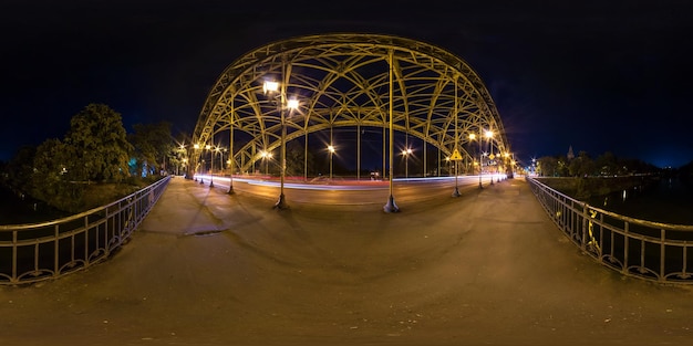 WROCLAW POLEN SEPTEMBER 2018 Volledige naadloze sferische 360 graden kijkhoek nachtpanorama nabij stalen frameconstructie van enorme brug over rivier in equirectangular projectie VR AR-inhoud