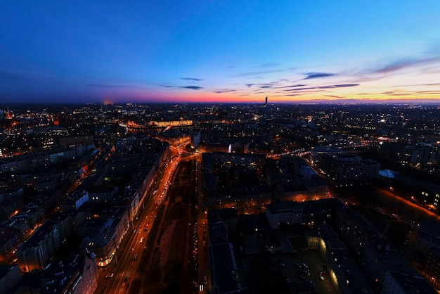 Wroclaw stad bij nacht luchtfoto