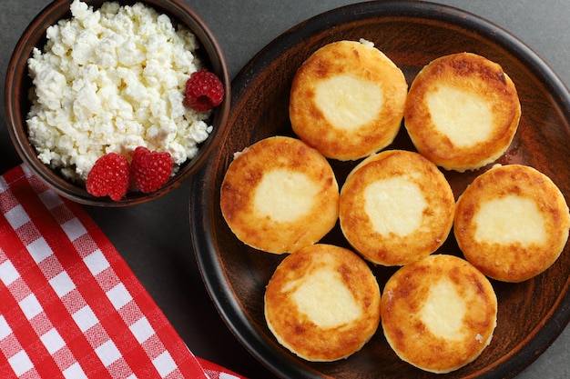 Wrongelbeignets op een bord in het dorp Traditioneel heerlijk eten