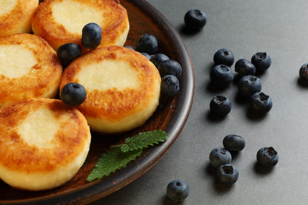 Wrongelbeignets op een bord met bosbessen Smakelijk traditioneel eten