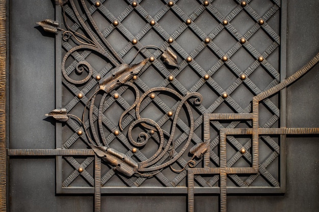 錬鉄製の門、装飾用の鍛造品、鍛造品のクローズアップ。