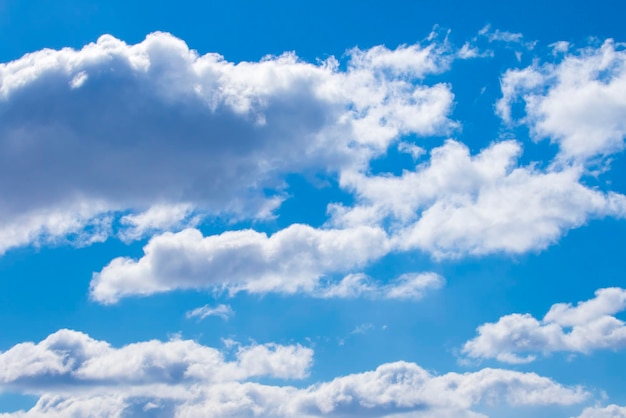 分離された青い空に白い雲