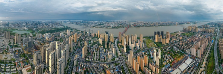 Photo 우한 여름 도시 랜드마크와 스카이라인 풍경