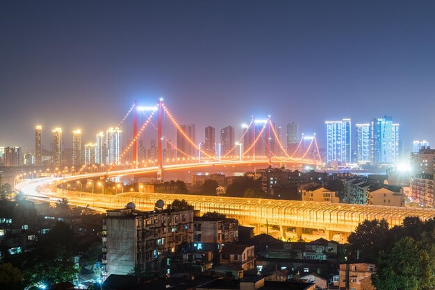 夜の中国の武漢吊橋のクローズアップ
