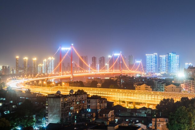 밤 중국 우한 현수교 근접 촬영