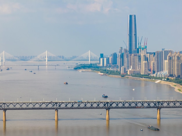 Photo wuhan yangtze river and han river on the four banks of the city landmark skyline scenery