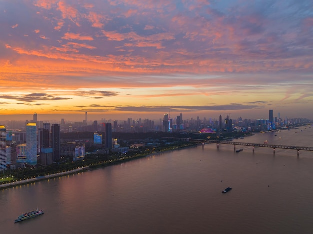 Photo wuhan yangtze river and han river on the four banks of the city landmark skyline scenery