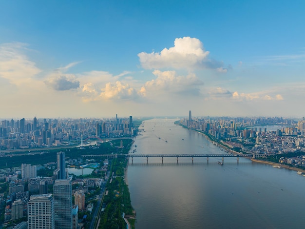 Photo wuhan yangtze river and han river on the four banks of the city landmark skyline scenery