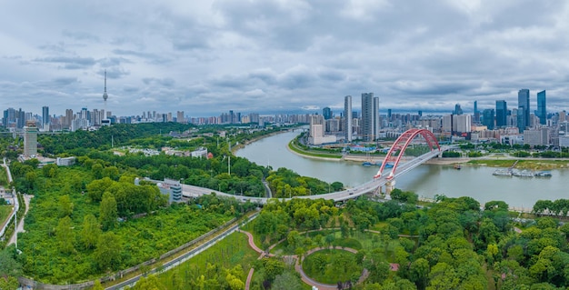 Photo wuhan yangtze river and han river on the four banks of the city landmark skyline scenery