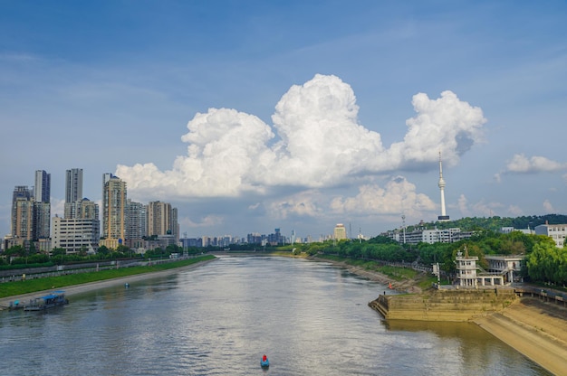 Photo wuhan yangtze river and han river on the four banks of the city landmark skyline scenery