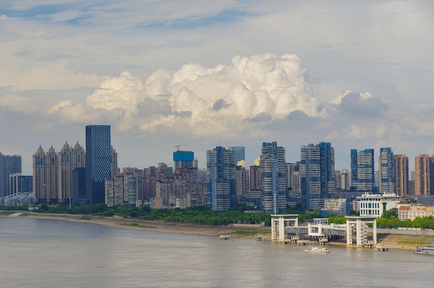 Photo wuhan yangtze river and han river on the four banks of the city landmark skyline scenery