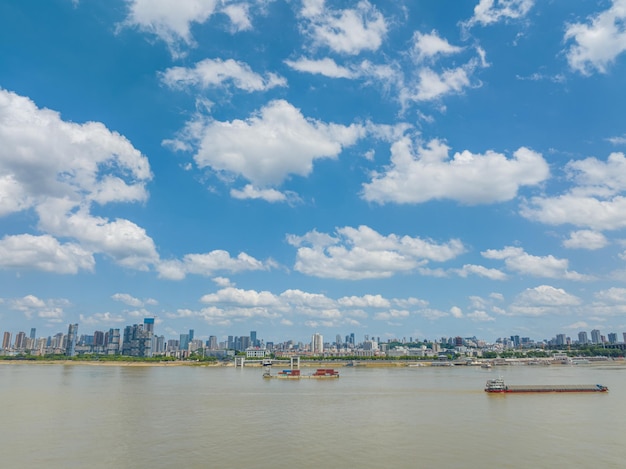 Photo wuhan yangtze river and han river on the four banks of the city landmark skyline scenery