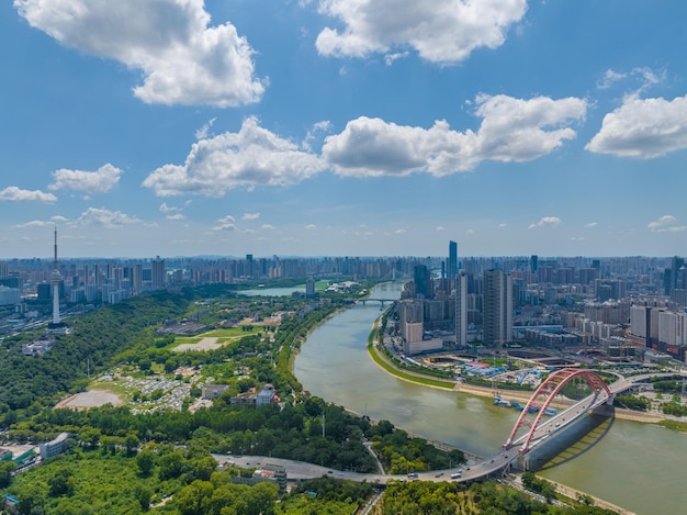 Photo wuhan yangtze river and han river on the four banks of the city landmark skyline scenery