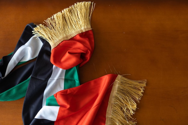 Wuivende stoffentextuur van de vlag met de kleur van de verenigde arabische emiraten, de echte textuurvlag van de vae