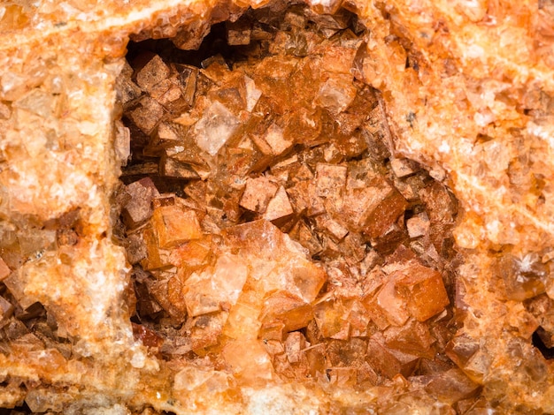 Wulfenite kristallen in vug close-up