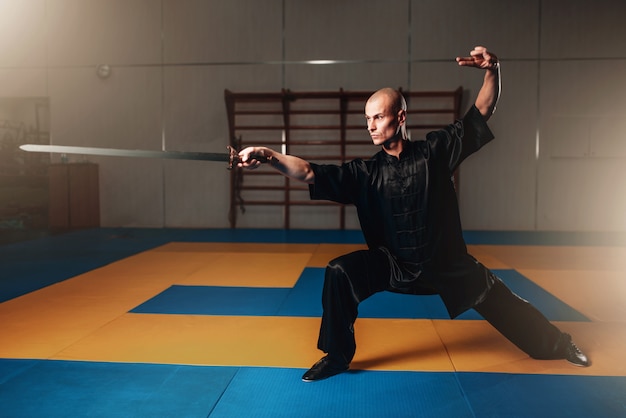 Wushu master training met zwaard, vechtsporten