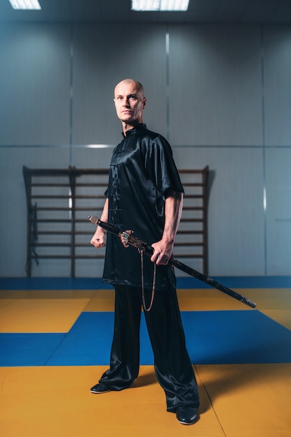 Foto wushu master training met zwaard, vechtsporten