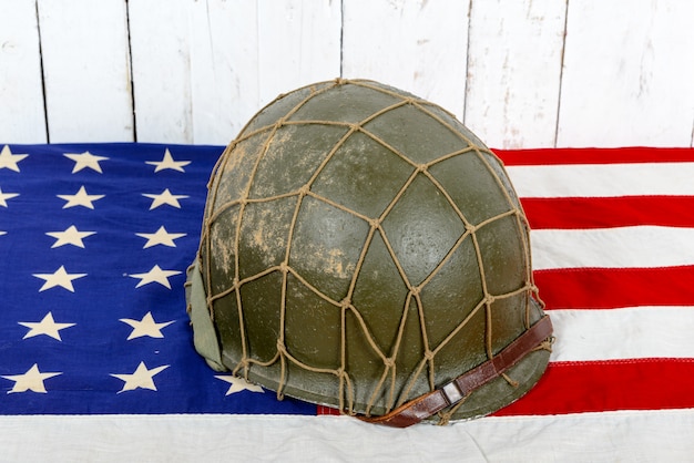 WWII-helm op Amerikaanse vlag