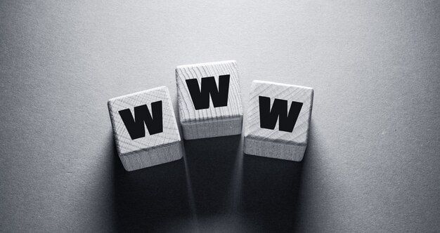WWW-woord geschreven op houten kubussen