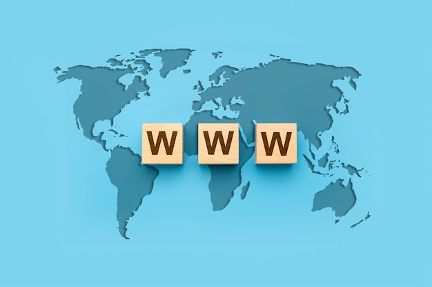 WWW World Wide Web op blokletters Wereldkaart op blauwe achtergrond WWW met globale kaart