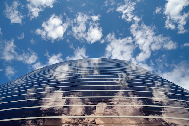 Foto wynn las vegas gebogen glazen toren die hemel en wolken weerspiegelt