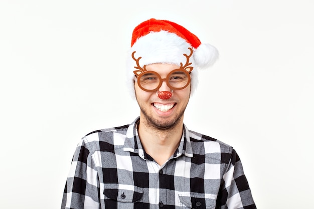 Рождество, зимние праздники и люди концепция - забавный человек в шляпе санта-клауса над белым пространством