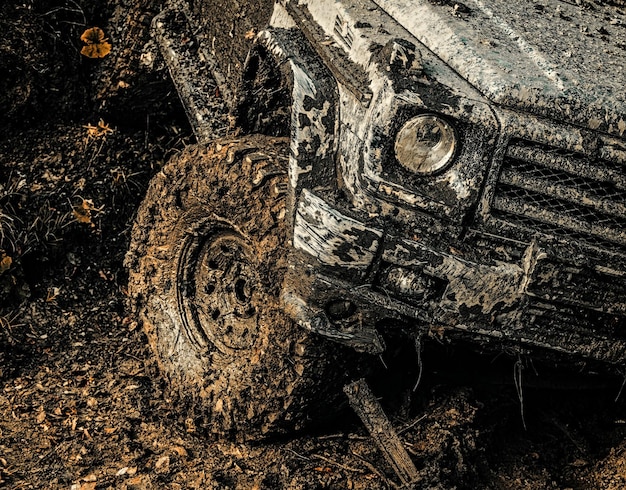 X reis trekking onderste uitzicht op grote offroad auto wiel op landelijke weg en bergen achtergrond safari