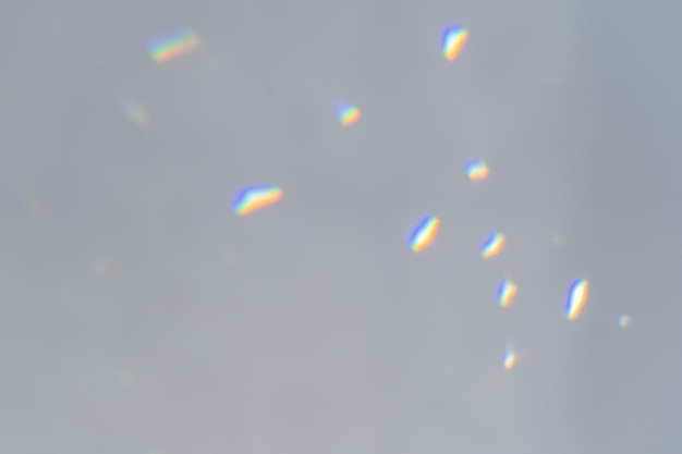 사진 렌즈 효과를 통해 누출되는 xaa추상 프리즘 반사 광선 밝은 배경의 오버레이 모형에 대한 크리스탈 빛 반사 레인보우 홀로그램 그림자가 무지갯빛 프리즘을 모의