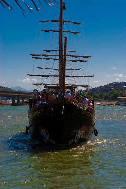 XABoat trip in Florianopolis departing from the Hercilio Luz bridge