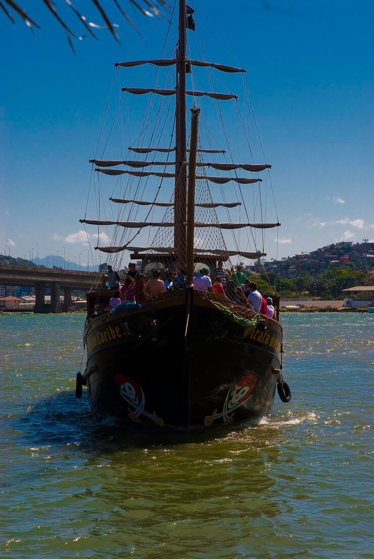 Photo xaboat trip in florianopolis departing from the hercilio luz bridge
