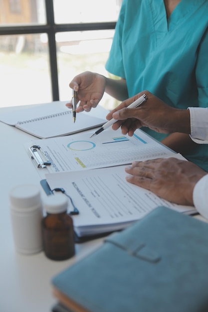 Foto xateam medico concentrato che utilizza il laptop insieme in ufficio