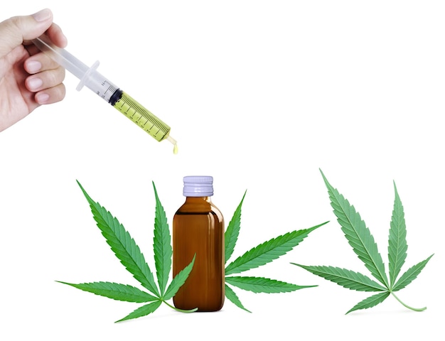 xADoctors met een fles cannabisolie in een pipettehempproduct CBD cannabis OIL medisch marihuana concept