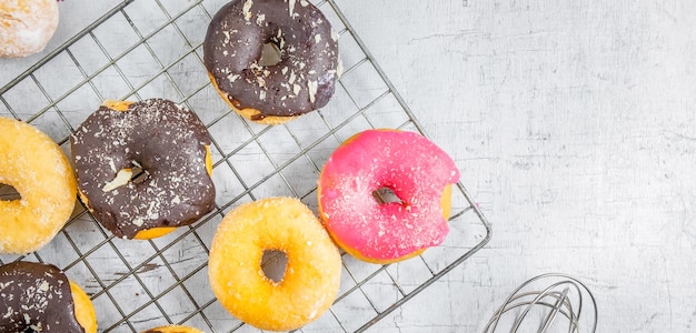 Xadonuts op een witte houten ondergrond