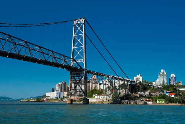 XASonsondergang bij de Hercilio Luz-brug in Florianopolis