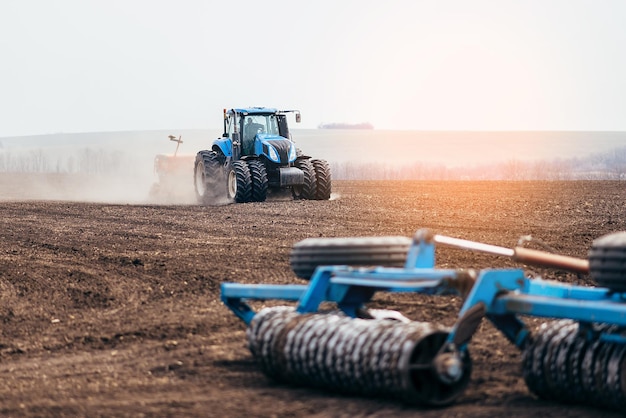 Foto xatractor op het veld landbouw in het dorp en dorp zaaien in de lente agronoom op een maaidorser