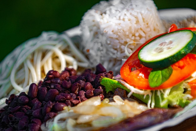 Photo xatrade of lunchboxes with typical brazilian flavor and the basis of brazilian food rice and beans