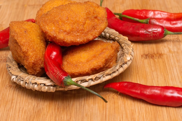 붉은 고추로 둘러싸인 acaraje라고 불리는 바이아의 XA 비정형 음식