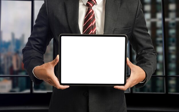 XAzakenman die tablet met touchscreen vasthoudt en toont met digitale apparaattechnologie voor slimme werkconcepten op officexA