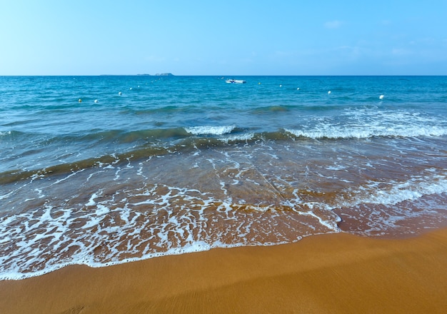 Си Пляж с красным песком. Утренний вид Греция, Кефалония. Ионическое море.