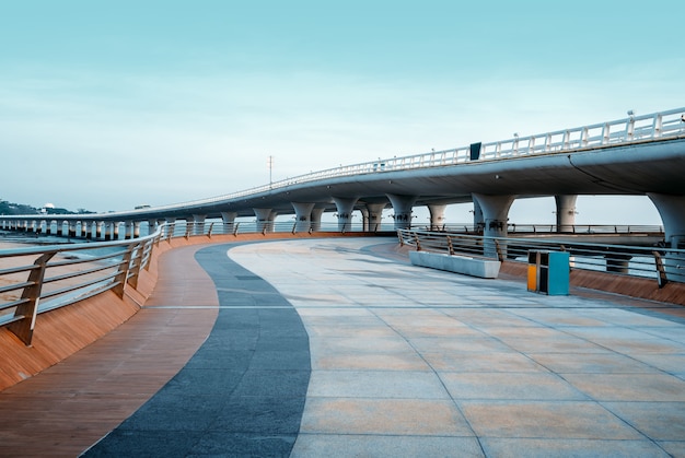 Huandao Road 주변의 Xiamen Yanwu Bridge 풍경