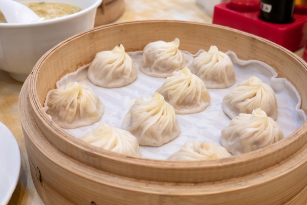 Xiao lange bao soep knoedel broodjes met stokjes in restaurant (traditioneel Chinees eten)