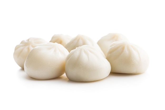 小籠包の伝統的な蒸し餃子、白い背景に分離された小龍包饅頭