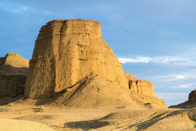 Xinjiang erosione del vento landform primo piano urho città fantasma al crepuscolo