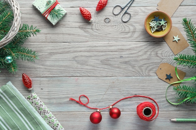 Xmas achtergrond met kerstboom fir twijgen, geschenkdozen en decoraties in rood en groen. Handgemaakte diy decoraties.